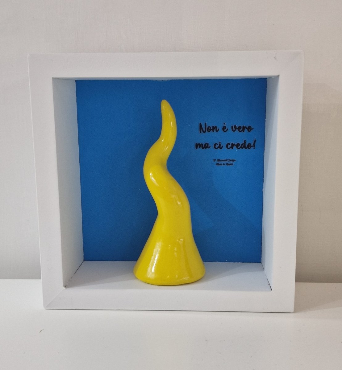Bacheca con corno giallo