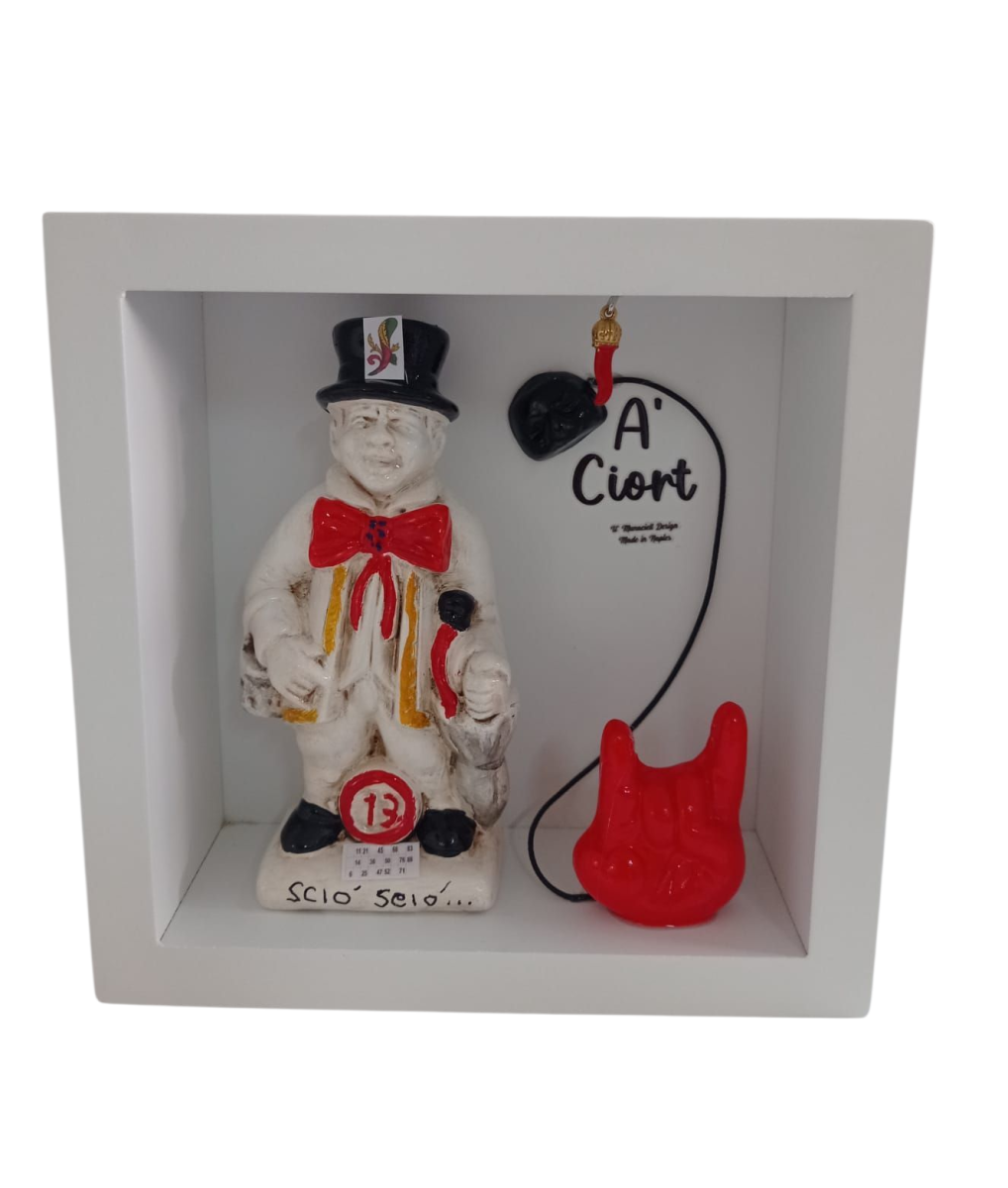 Bacheca mdf con statuetta in ceramica e applicazioni