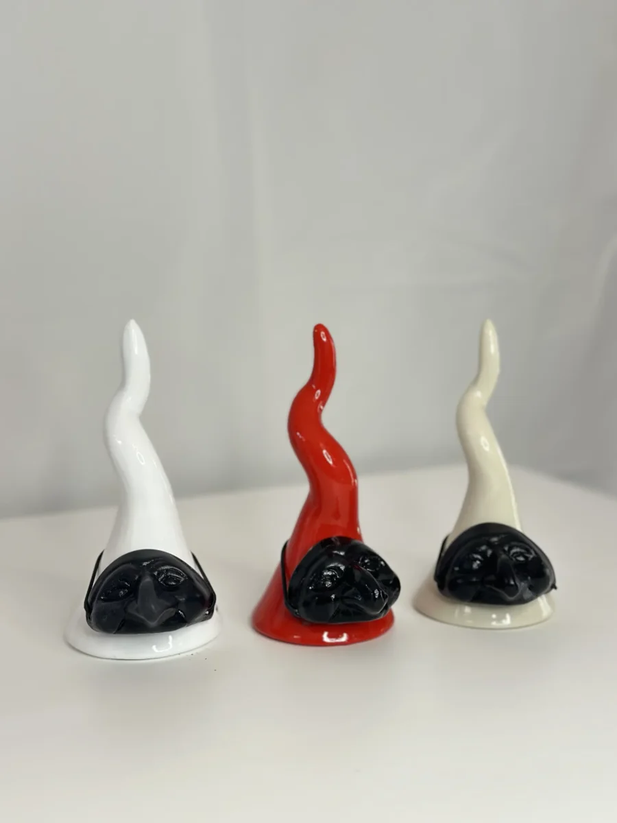 Corno con maschera nera